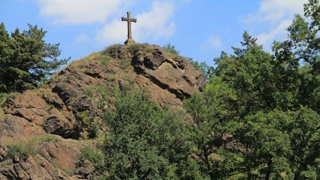 Kalvarie v Motole Území zaujímá část Motolského údolí v blízkosti motolského krematoria. Je rozděleno Plzeňskou ulicí na dvě oddělené části severní a jižní diabasový pahorek Kalvárie.