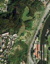 107. Vystoupíme na zastávce V Podbabě. Vrátíme se asi 200 metrů zpět. Chráněné území je přímo proti nám na druhé straně ulice. 8 Přírodní památka ev. č.