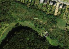 Vystoupíme na stanici Na Parcelách. Chráněné území se rozkládá vlevo pod námi. Přírodní památka ev. č. 1119 Skalnaté a křovinaté svahy údolí Šáreckého potoka s teplomilnou květenou.