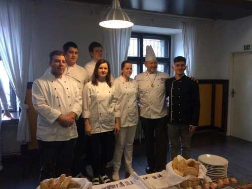 Naši žáci se opět vzdělávali v odbornosti Kurz studené kuchyně byl zahájen 12. 3. 2018, ukončen 15. 3. 2018 v Opavě. Zúčastnilo se jej 6 žáků z naší školy a 11 žáků ze školy opavské.