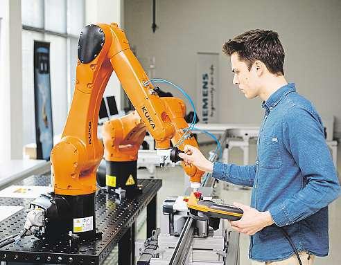Ve spolupráci smanpowergroup nakonec vytvořili tým, který se spojil s místními technickými školami, univerzitami avládou aotevřel školicí centrum.