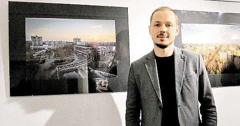 Aby tyto snímky viděli i jiní. Jan Čuma představuje především zákoutí ipohledy naopuštěné město Pripjať, které vzniklo asi tři kilometry od reaktoru vroce 1970.