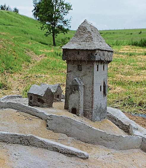 2 15. června 2018 Brno a Brněnsko Hradní miniatury od modeláře z Brna Brněnský modelář tvoří v Bystřici nad Pernštejnem park miniatur. Bude v něm až třicet památek z povodí Svratky.