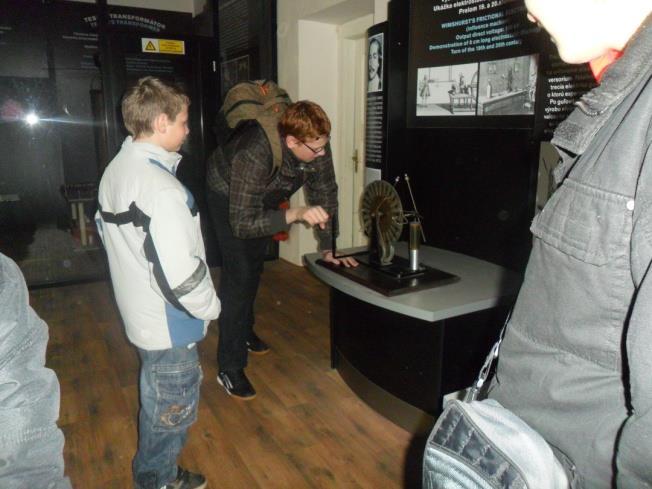 Došiel som na stanicu akurát vtedy, keď práve zabrzdil vlak. Nakoniec som to teda stihol. Najprv sme navštívili obchodné centrum Galéria, kde boli vystavené pohyblivé dinosaury.