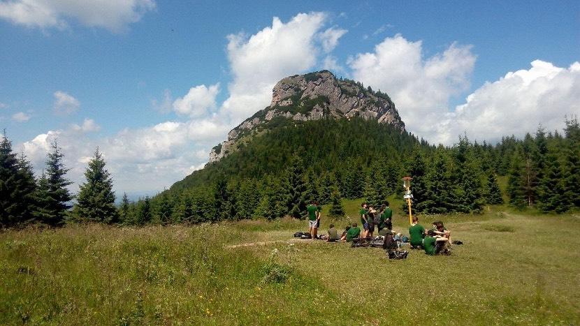 chlapci si na táboře poprvé bez maminek musí řádně poskládat a uklidit své věci. Naučí se vařit (a to nejen čaj, ale i relativně složitá jídla).