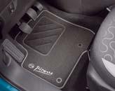 Poťah vodiča je pod sedadlom vybavený látkovým vreckom na uloženie reflexnej vesty.