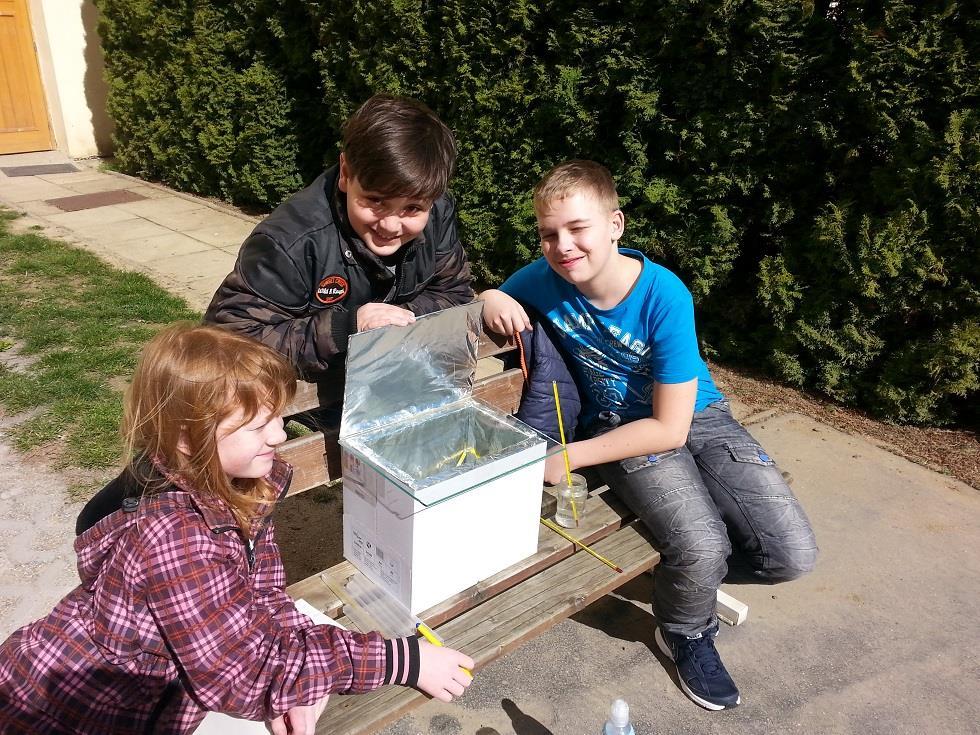 Recyklohraní. SOLÁRNÍ TROUBA aneb UVAŘÍ DNES DEBRUJÁŘI PANÍ UČITELCE KYTKOVÉ ODPOLEDNÍ KÁVU? Myslíte si, že je to podivná otázka? Ale kdepak! To jen dnes odpoledne debrujáři plní úkol Recyklohraní.