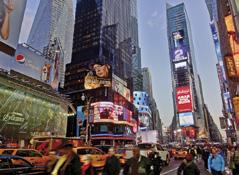 Procházka Manhattanem, o kterém se říká, že nikdy nespí: Battery park; novogotický anglikánský kostel Trinity Church; finanční čtvrť s ulicí Wall Street, kde se nachází budova americké burzy;
