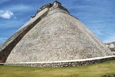 den Návštěva ruin starobylého města TULA, bývalého centra Toltécké říše se třemi chrámy ve tvaru zkosených pyramid a vysokými sochami tzv. Atlanťany. Návrat do Mexico City.
