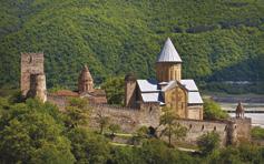 Prohlídka výstavného kláštera HAGHPAT (UNESCO), představujícího vrchol místní religiózní architektury inspirované byzantskými i lidovými prvky. Návštěva fotogenického monastýru SAGMOSAVANK ze 13.