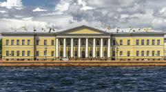 den Výlet lodí po Něvských kanálech s úžasným panoramatem nejvýznamnějších staveb Benátek východu.