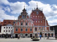 Prohlídka TALLINNU hanzovního města, které je muzeem středověké architektury. Procházka malebným historickým centrem, kde kostely střídají klášterní budovy a kupecké domy z 15.-17. stol.