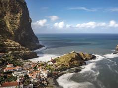 MADEIRA Květinový festival 1. den Odlet z Prahy do Lisabonu v cca 19.30 hod. Transfer na ubytování. 2.