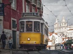Mořeplavcem, Belémská věž, klášter Svatého Jeronýma, historické tramvaje, pohled na sochu Ježíše Krista, historický výtah Santa Justa, možnost návštěvy obřího Oceanária). V cca 22 hod.