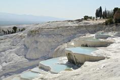 4. den Návštěva PAMUKKALE, svérázných travertinových teras tvořících kamenné kaskády a jezírka s minerální vodou.