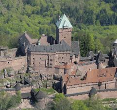 den Procházka OBERNAI, alsaským městečkem s půvabnými hrázděnými domy. Zastávka u kláštera MONT STE ODILE zasvěceného patronce Alsaska sv. Odile.