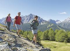 novinka 1. den Odjezd z Prahy v cca 22 hod. Noční přejezd. 2. den Turistika v údolí VAL GARDENA. Výjezd lanovkou z lyžařského střediska ST. ULRICH na okouzlující vyhlídkový hřeben RÄSCHOTZ (2 170 m).