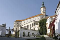 den Nenáročný turistický program v malebné CHKO PÁLAVA s vápencovými skalami a řadou archeologických památek či zřícenin.