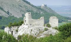 Prohlídka proslulého LEDNICKO-VALTICKÉHO AREÁLU (UNESCO): zámek Lednice, zámecký skleník s tropickými palmami, minaret 62 m vysoká rozhledna, maurská vodárna, Janův hrad umělá zřícenina loveckého