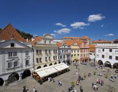 lanovkou), jejímž středem se vine suchá skluzavka dlouhá 52 m. Ze samého vrcholu je vidět nádherné panorama Jihočeského moře, Šumavy a Novohradských hor. Možnost koupání či okružní plavby po přehradě.