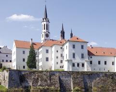 První možností je pohodová trasa údolím Menší Vltavice s informačními tabulemi o historii kamenictví (cca 5 km).