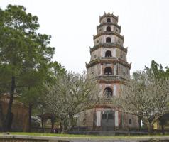Plavba zátokou HA LONG (UNESCO) s úchvatnými, z moře vystupujícími, vápencovými skalními věžemi, jejichž počet dosahuje téměř dvou tisíc. Nocleh na lodi. 6. den Pozorování východu slunce.
