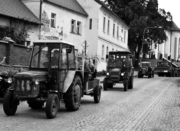 54 Svazek obcí Blatenska - květen 2018 Před radnicí čekal uvítací výbor ve složení: důstojník Československé lidové armády, člen Lidových milicí s puškou v ruce a statný muž v rudém tričku, který