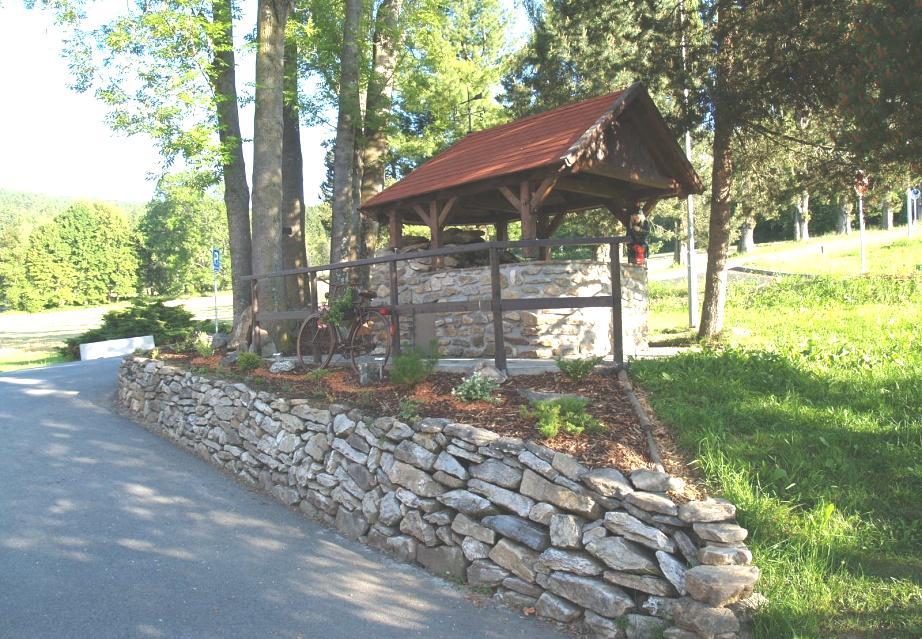 Vedení domova se neustále snaží zaměstnancům usnadňovat práci vybavováním koupelen moderními přístroji a pomůckami, bydlení uživatelů služeb zlepšuje vybavením pokojů pečovatelskými lůžky a