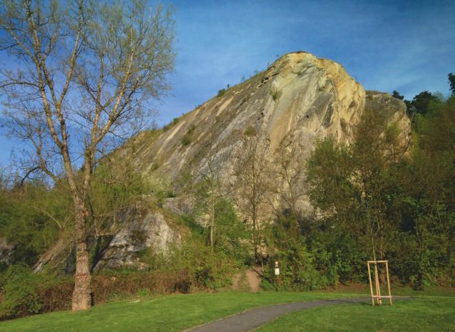 Branické skály Výrazný skalní útvar na pravém břehu Vltavy Branická skála (opuštěný lom) a v jihovýchodním sousedství Školní vrch.