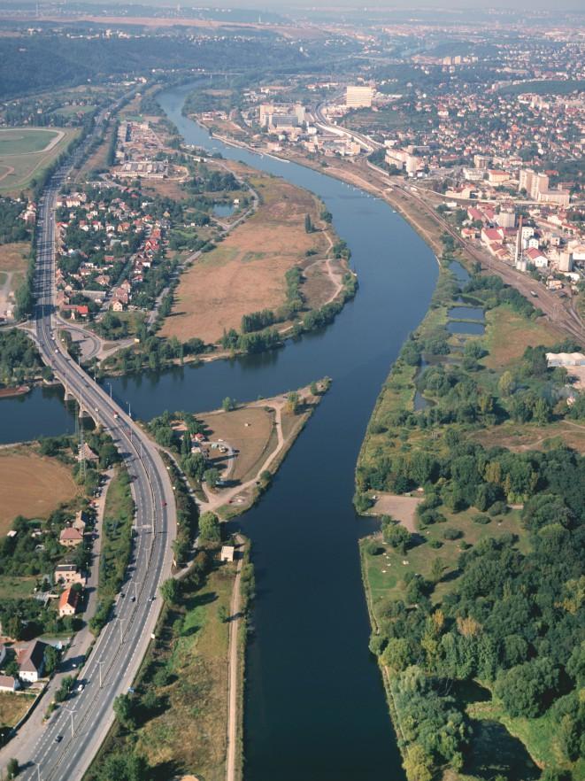 Komořanské a modřanské tůně Území se rozkládá na pravém břehu Vltavy kolem 62. říčního kilometru. Ze stanice metra trasy C Kačerov použijeme autobus č. 139 do zastávky Cukrovar Modřany.
