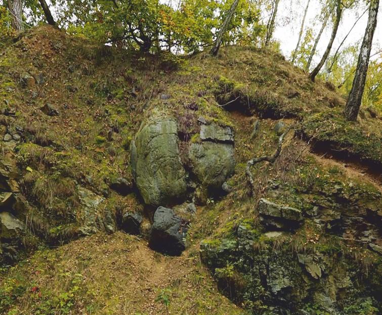 Ládví Lom ve vrcholové partii buližníkového masivu ve středu lesoparku "Ďáblický háj", severně od Kobylis a při cestě jihozápadním směrem z Ďáblic. Od stanice metra trasy C Ládví vyjedeme autobusem č.