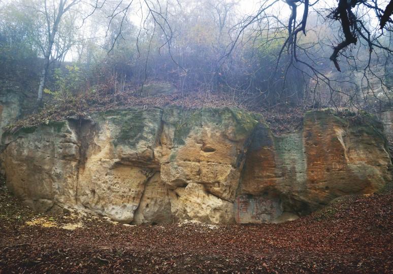 Prosecké skály ČERVENÁ SÍŇ EXKLUZIVNÍ CHODBA Na hranici mezi Libní a Prosekem kolem ulic Na rozhraní a Nad Kundratkou. Od stanice metra trasy B Prosek použijeme Regbus č. 302.