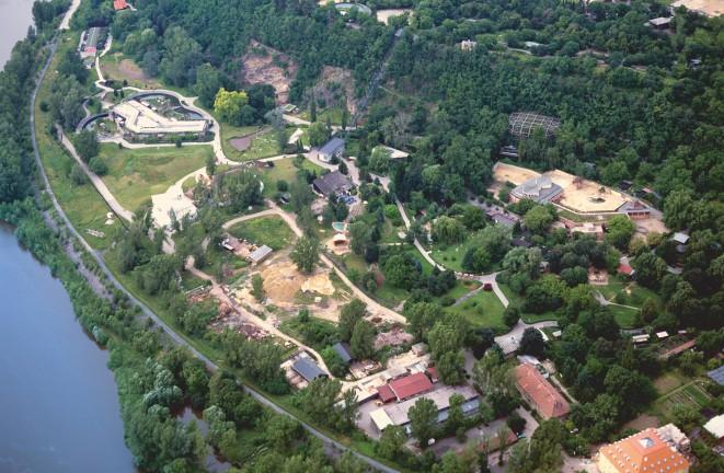 Skály v zoologické zahradě Území se nachází v areálu Zoologické zahrady v Praze-Troji, v místě skalního srázu nad zbořeným starým pavilonem šelem.