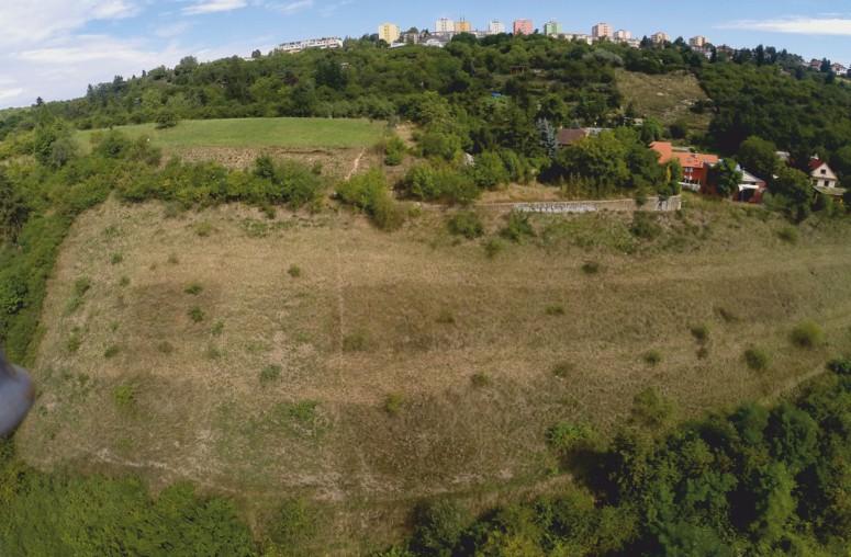 Trojská 0 40 80 120 m Chráněné území sestává ze dvou oddělených částí, spojených ochranným pásmem v Praze 8 nad ulicí Trojská. Tvoří jej stráňka na pravém svahu údolí směrem k Vltavě.