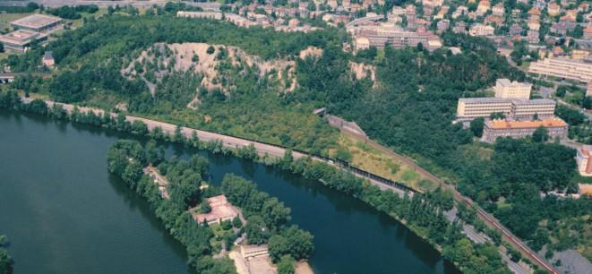 Bílá skála Pravý břeh Vltavy v Praze 8 - Libni, mezi Povltavskou ulicí a nemocnicí Bulovka, zahrnující skalnatá, jižně orientovaná čela dvou ostrohů na nárazovém břehu Vltavy v holešovickém meandru.