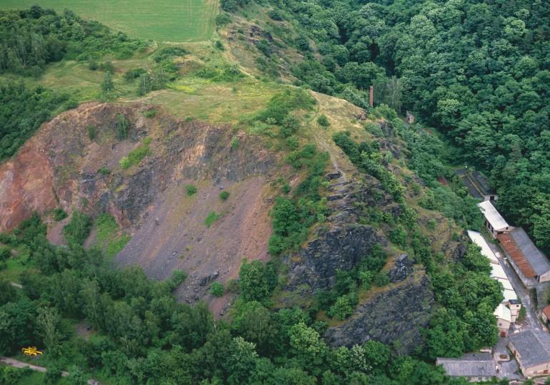 Zámky Na pravém břehu Vltavy, jižně od ústí Drahanského potoka v Praze 8. Je rozděleno tzv. Zámeckou roklí na dvě části (severní Zámky a jižní Dynamitka).