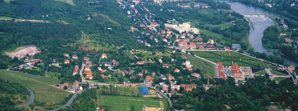 Letecký pohled na Pražskou botanickou zahradu v Tróji s přírodní památkou Havránka. Vpravo Trojský zámek a vinice sv.