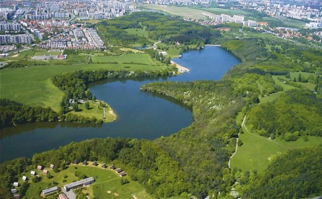 Hostivař-Záběhlice Vyhlášen v roce 1990 na ploše 423 ha. Navazuje na přírodní park Botič-Milíčov.