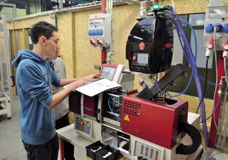 Vybavení školy Škola vychází vstříc modernizaci výuky v oblasti využívání informačních a komunikačních technologií a začleňování dalších moderních technologií a poznatků vědy, výzkumu a vývoje do