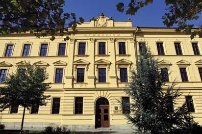 cz Vzdělávání probíhá v moderních laboratořích chemie, analytické chemie, fyziky, školní hvězdárny, biologie atd.