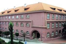 Pro přírodní vědy máme špičkově vybavené laboratoře a učebny, cizí jazyky (Aj, Fj, Šj, Nj i Rj) si studenti mohou zdokonalovat na zahraničních pobytech. Samozřejmostí je i moderní IT vybavení školy.