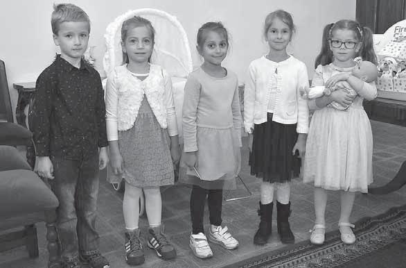 Na snímku vpravo přijimá gratulaci z rukou Miroslava Jancáka vítězka kategorie rodinný dům Kamila Mazánková. Foto: (vv) V pondělí 1.