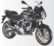 Aprilia důsledně plní tyto požadavky a přichází s modelem Mana 850 GT s elegantní polokapotáží Na šikmo položený světlomet designéři pěkně navázali stejně skloněnými plasty, které zde rozhodně nejsou