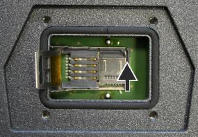 3 Zastrčte mikro SD kartu Mikro SD karta slouží na terminálu jako interní paměť. SD kartu zastrčíte takto: 1.