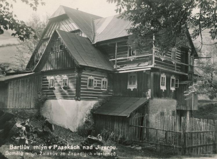 1938 286 bez technologie, dochovaly se původní základy stavby, zbytky kruhového základu od pece, lednicová jáma s odtokovým kanálem, paleční jáma,
