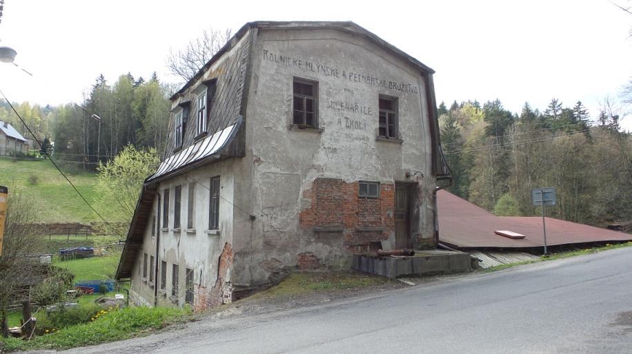 8 - Sklenařický mlýn č. p. 569 298 Podle ústního sdělení Andrey Bariakové (odborná pracovnice Krkonošského muzea v Pasekách, Památník zapadlých vlastenců, nar. cca 1971) dne 15. 3. 2016.