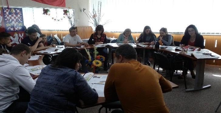 Ukrajina, Čechohrad Duben v Čechohradu a Melitopolu (Opět jsme za kamny nezůstali) Vladimíra Pěčonková Velikonoční neděle v Čechohradu začala mší v místním kostelíku.