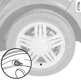 SYSTÉM KONTROLY TLAKU V PNEUMATIKÁCH (pokračování) Montáž pneumatik (výměna pneumatik nebo montáž zimních pneumatik) A B Výměna pneumatik vyžaduje zvláštní opatření, doporučujeme Vám proto obrátit se
