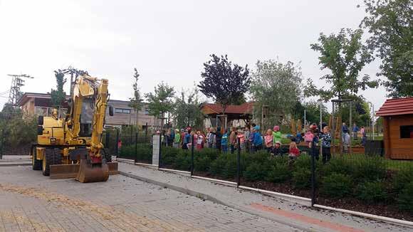 Ze života škol(ek) Práce v ulici Labská je stále pod dohledem Prázdniny skončily a také třídy naší školy se opět naplnily dětmi a jejich šveholením.