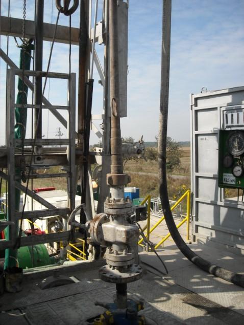 zátky vyrobené z 1 m 3 pracovní kapaliny a 7 kg Modivisu. Provede se zkouška hermetičnosti cementového mostku tlakem elektronickým tlakovým záznamníkem.